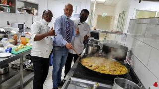 César Blasco, director del hotel Hilton de Malabo, en Guinea Ecuatorial, junto a dos trabajadores.