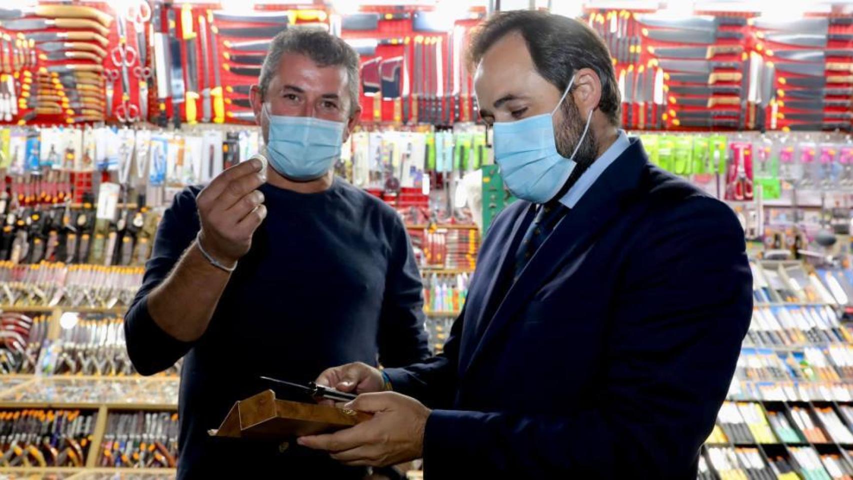 Paco Núñez recibe la navaja que le han regalado los vendedores ambulantes.