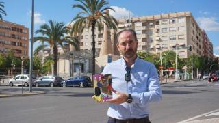 Antonio Asensio posa con su libro en Elche.
