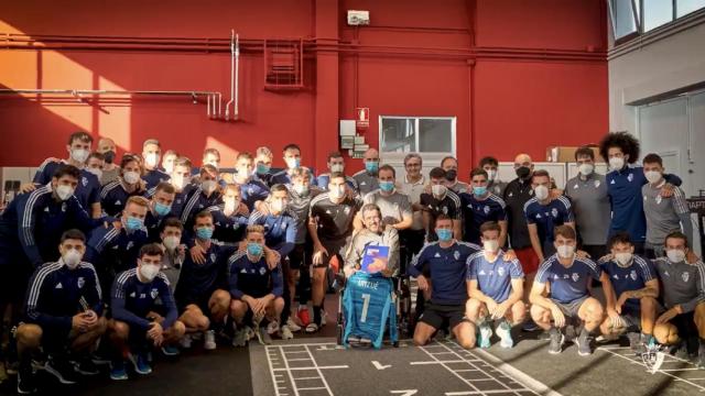 Juan Carlos Unzué junto a la plantilla de Osasuna