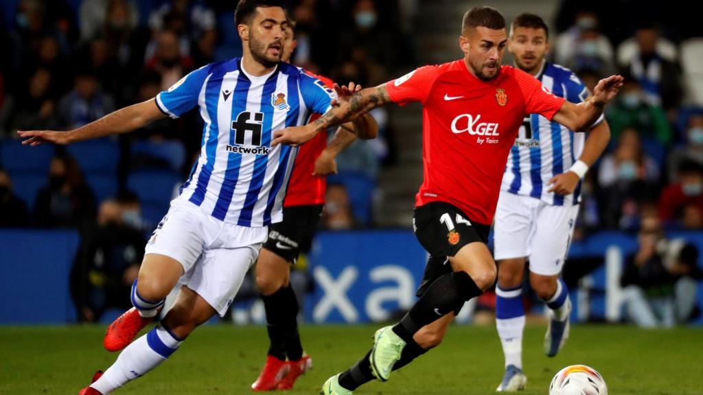 Mikel Merino persigue a Dani Rodríguez por un balón en el Real Sociedad - Mallorca