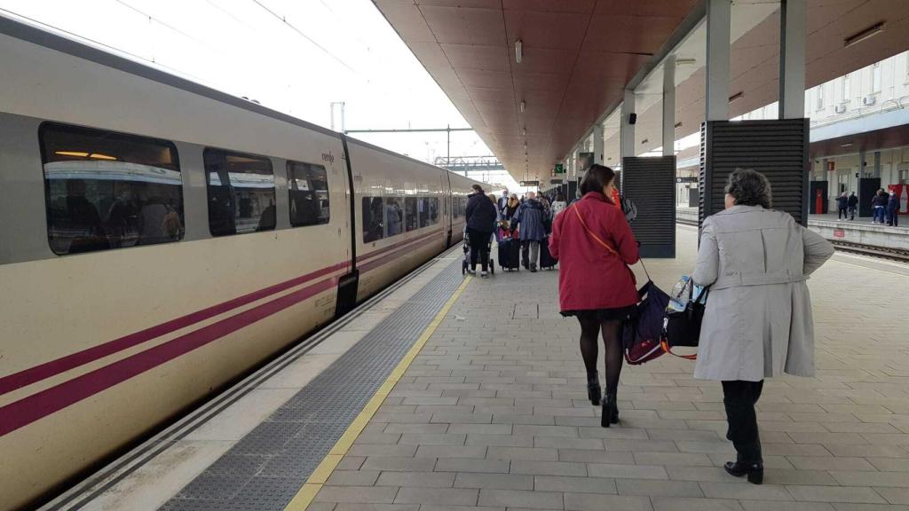 Pasajeros subiendo a un AVE en la estación de Zamora