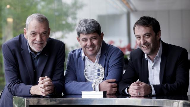 El trío de escritores y guionistas tras Carmen Mola: Jorge Díaz, Antonio Mercero y Agustín Martínez.