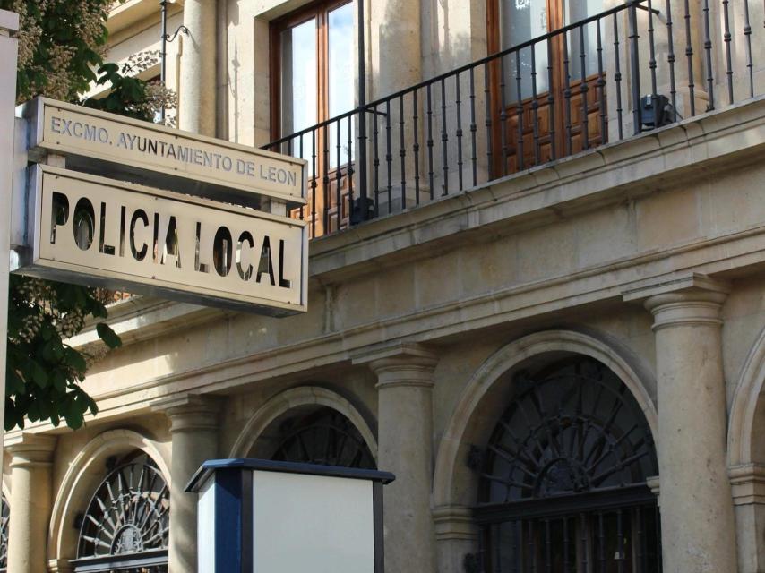 Fachada de una comisaría de la Policía Local de León.