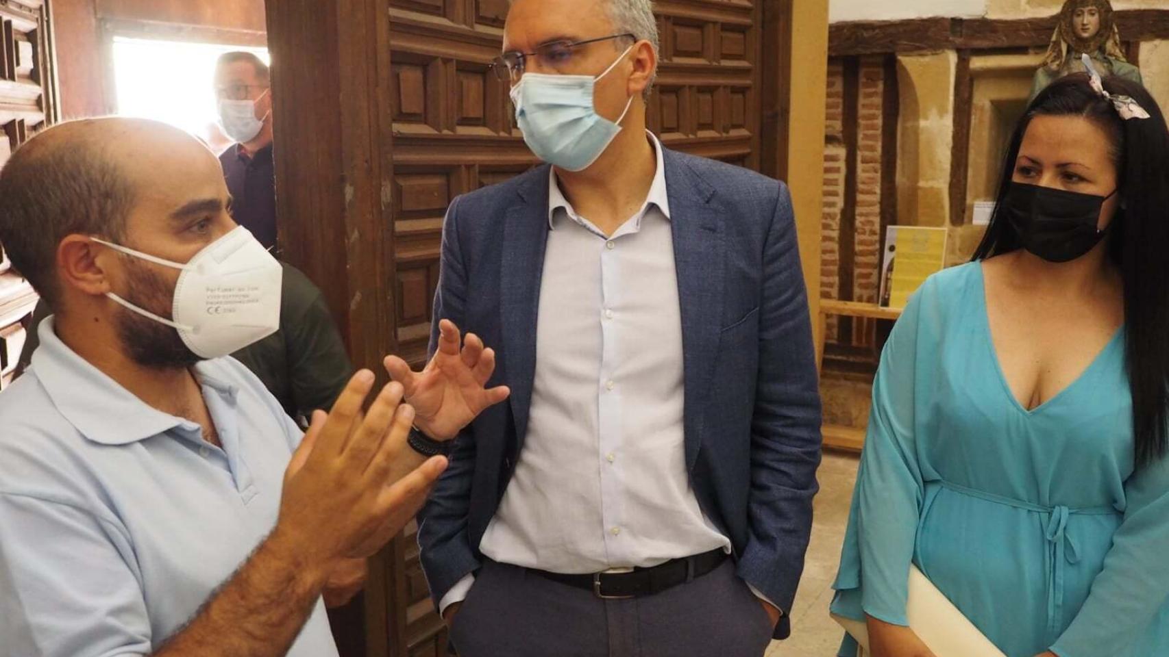 El alcalde de Fuentesaúco, junto al delegado del Gobierno en CyL