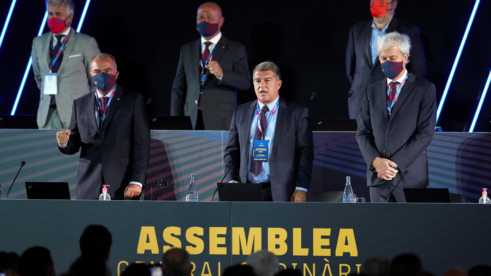 Joan Laporta, junto a su junta directiva