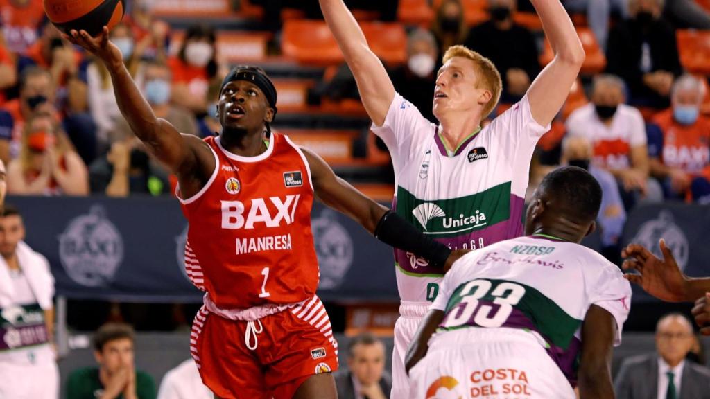 Sylvain Francisco entra a canasta ante Alberto Díaz y Yannick Nzosa