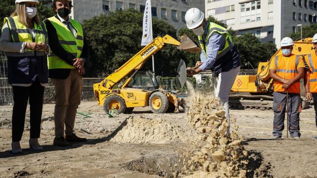 Moreno coloca la primera piedra de las viviendas ante la consejera, Marifran Carazo, y el alcalde de Cádiz, invitado al acto.
