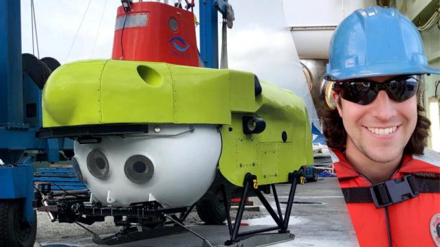 Scott Waters junto a su Pisces VI