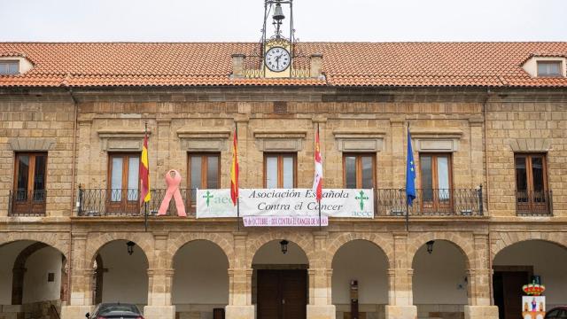 Pancarta de la AECC en la Plaza Mayor de Benavente