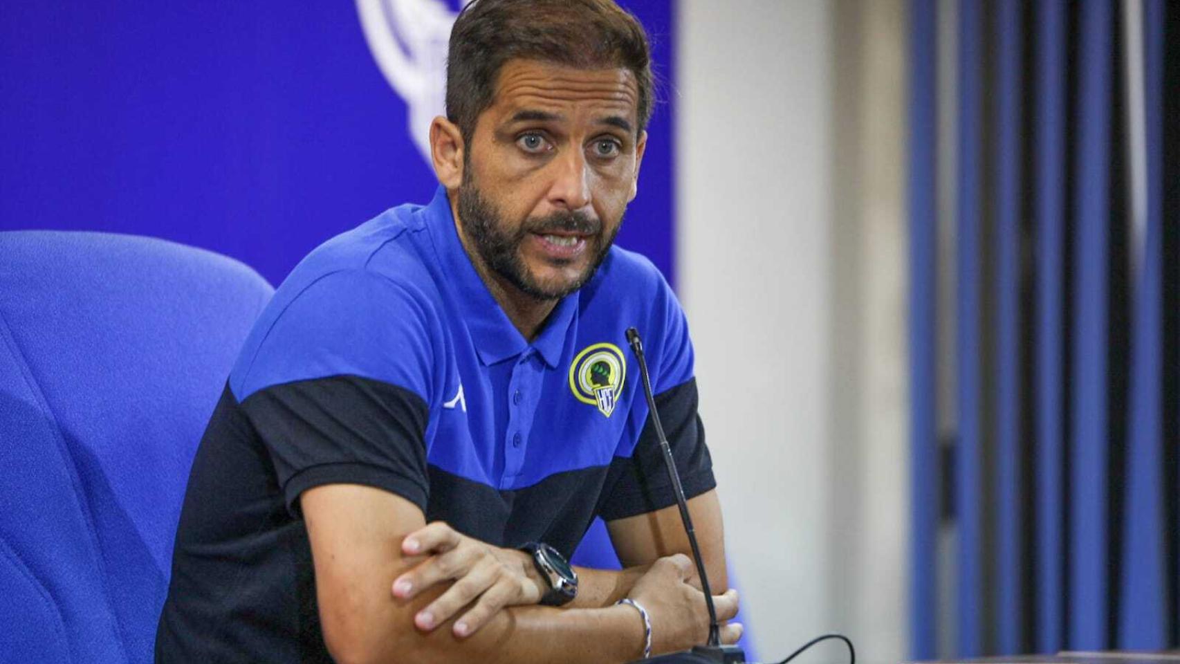 Sergio Mora, entrenador del Hércules, ve tambalearse su proyecto.
