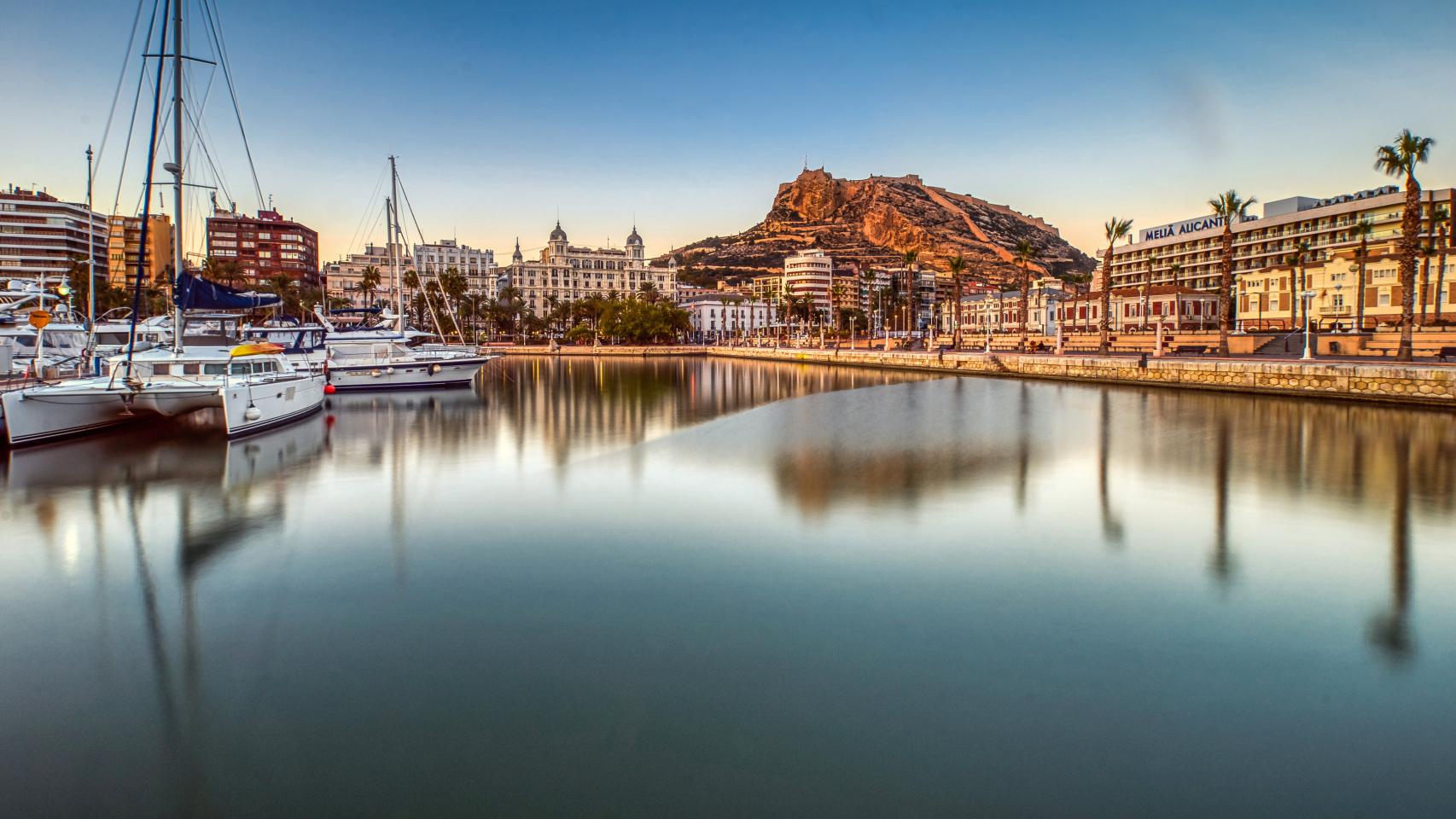 Vista de Alicante desde su puerto, uno de los más espectaculares del Mediterráneo.