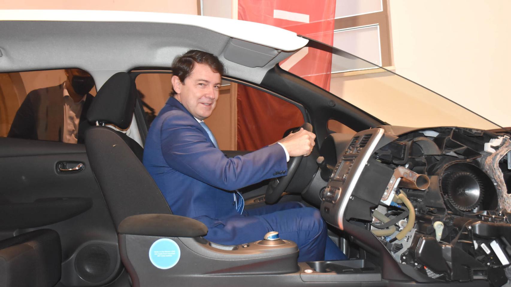 Visita de Fernández Mañueco al Museo de la Automoción de Salamanca