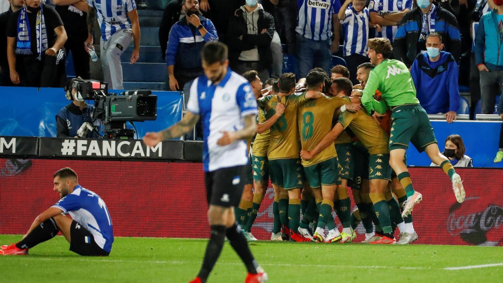 Piña de los jugadores del Betis para celebrar el gol de la victoria ante el Alavés
