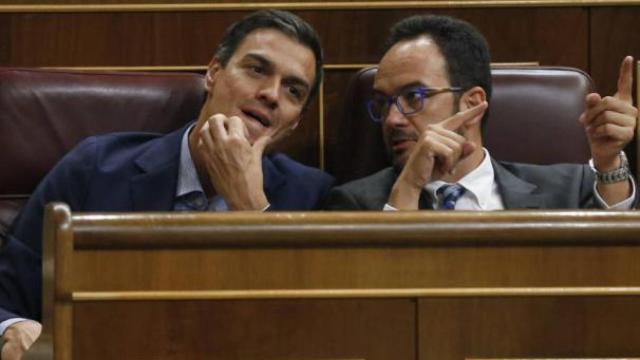 Sánchez y Hernando en el Congreso de los Diputados en una imagen de archivo.