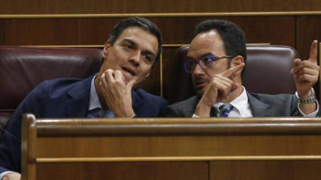 Sánchez y Hernando en el Congreso de los Diputados en una imagen de archivo.