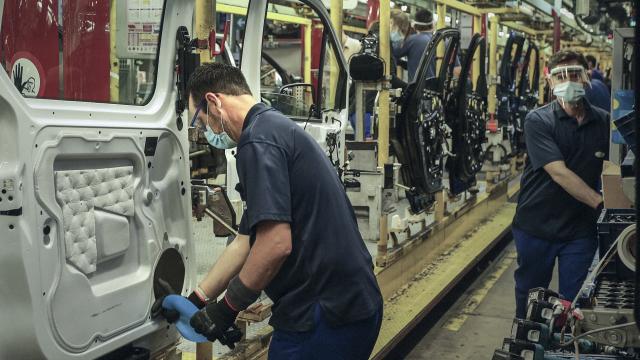 Empleados de Ford Almussafes en la línea de montaje de la factoría. EE