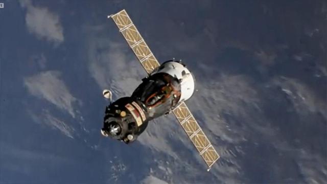 Nave Soyuz MS-18 saliendo de la ISS
