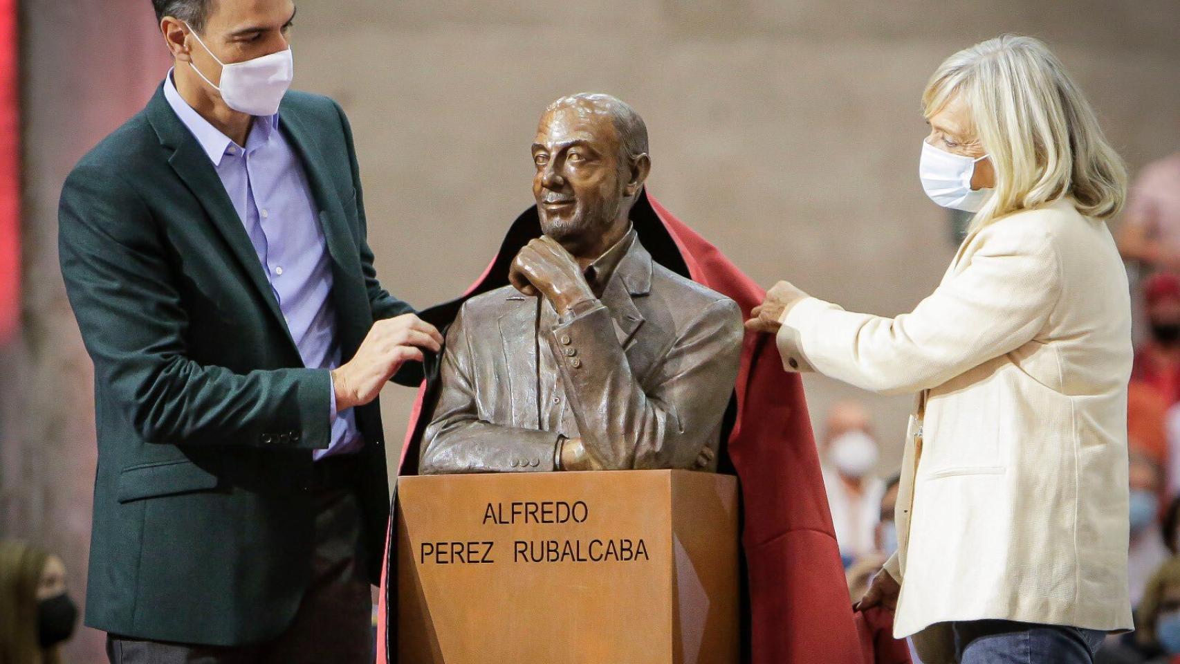 Pedro Sánchez y la viuda de Rubalcaba, Pilar Goya, destapan el busto del político.