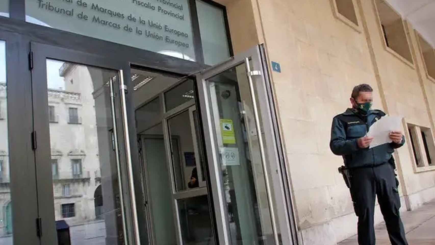 Entrada a la Audiencias Provincial de Alicante, en imagen de archivo.