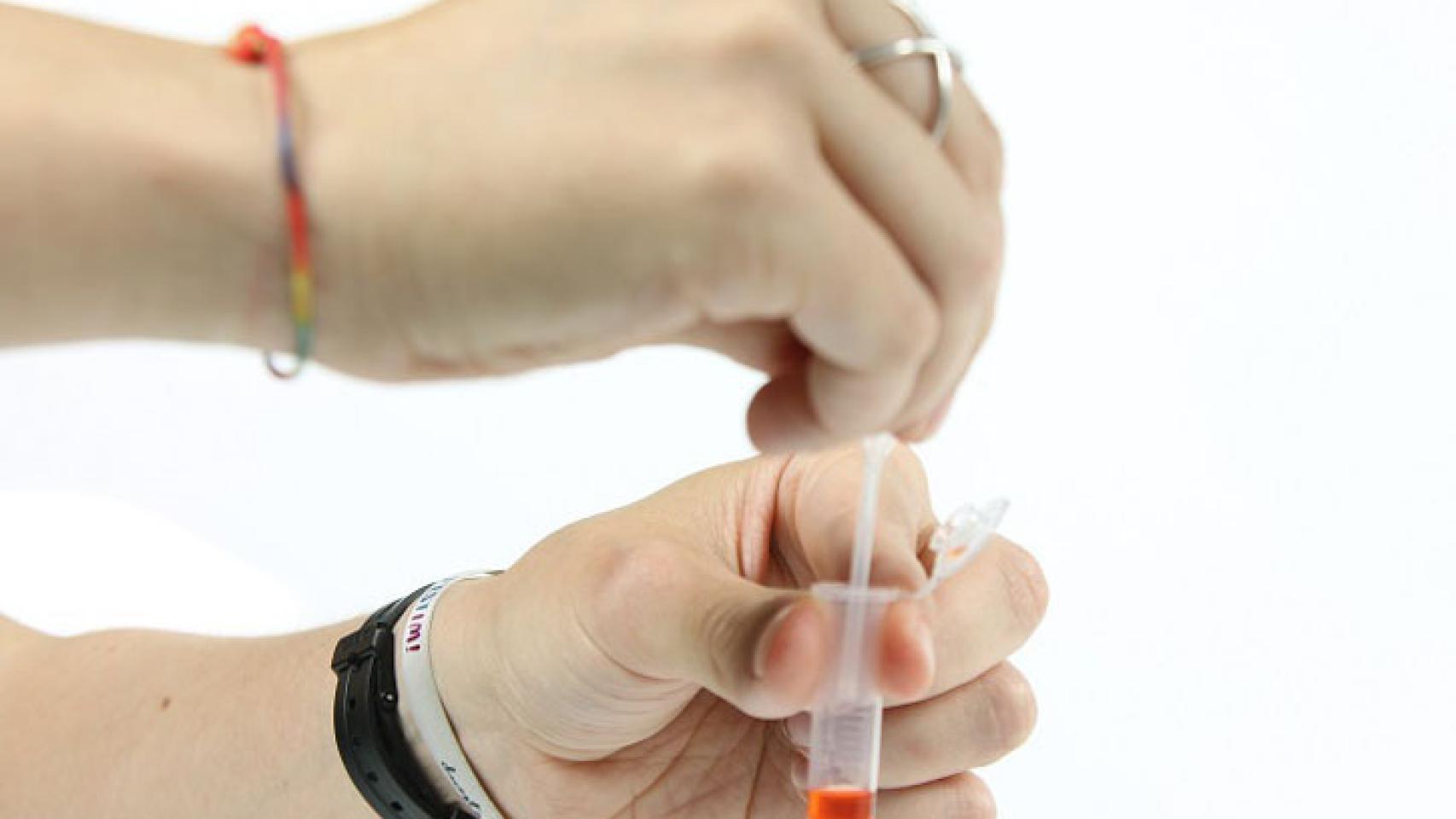 El sistema que están probando detecta la presencia del éxtasis líquido en cualquier bebida.