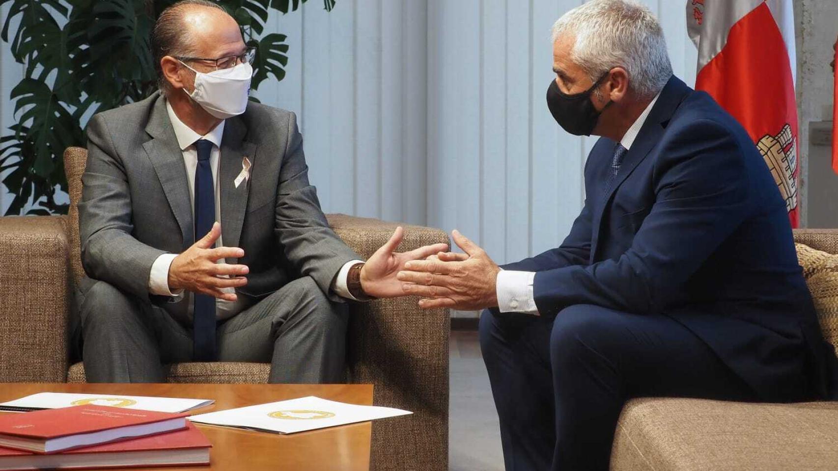 Luis Fuentes con el presidente de la AVT CyL