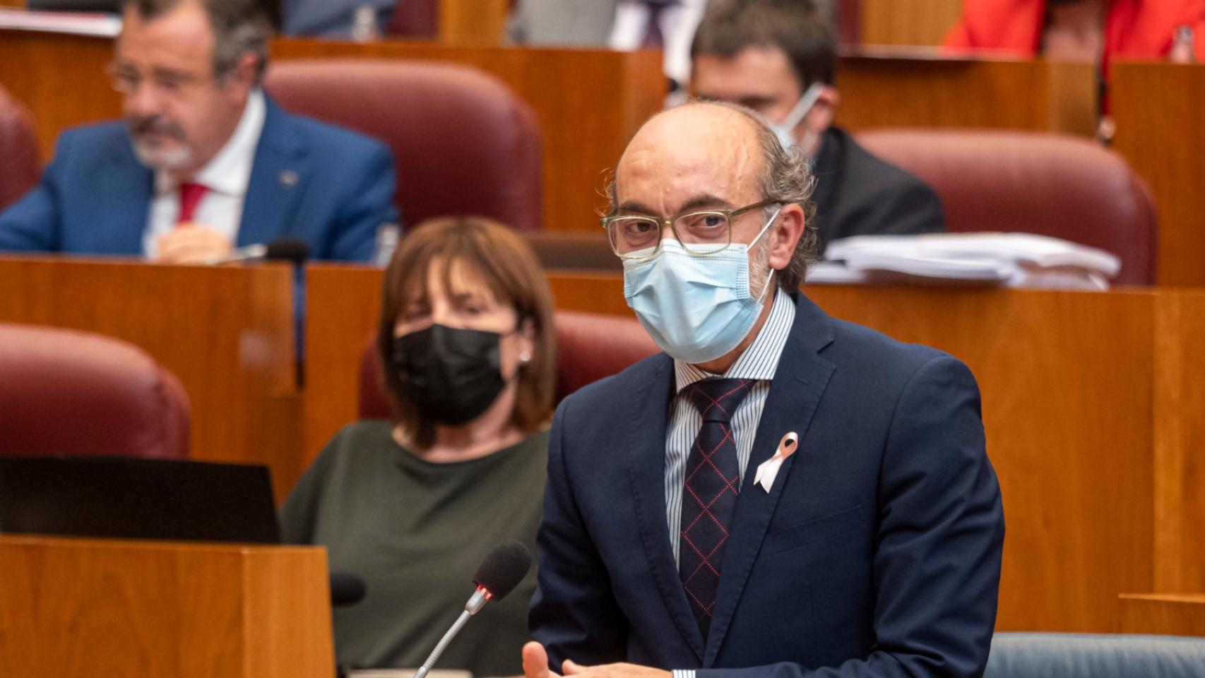 El consejero de Cultura y Turismo, Javier Ortega, durante el Pleno de las Cortes