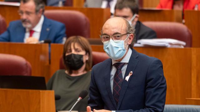 El consejero de Cultura y Turismo, Javier Ortega, durante el Pleno de las Cortes