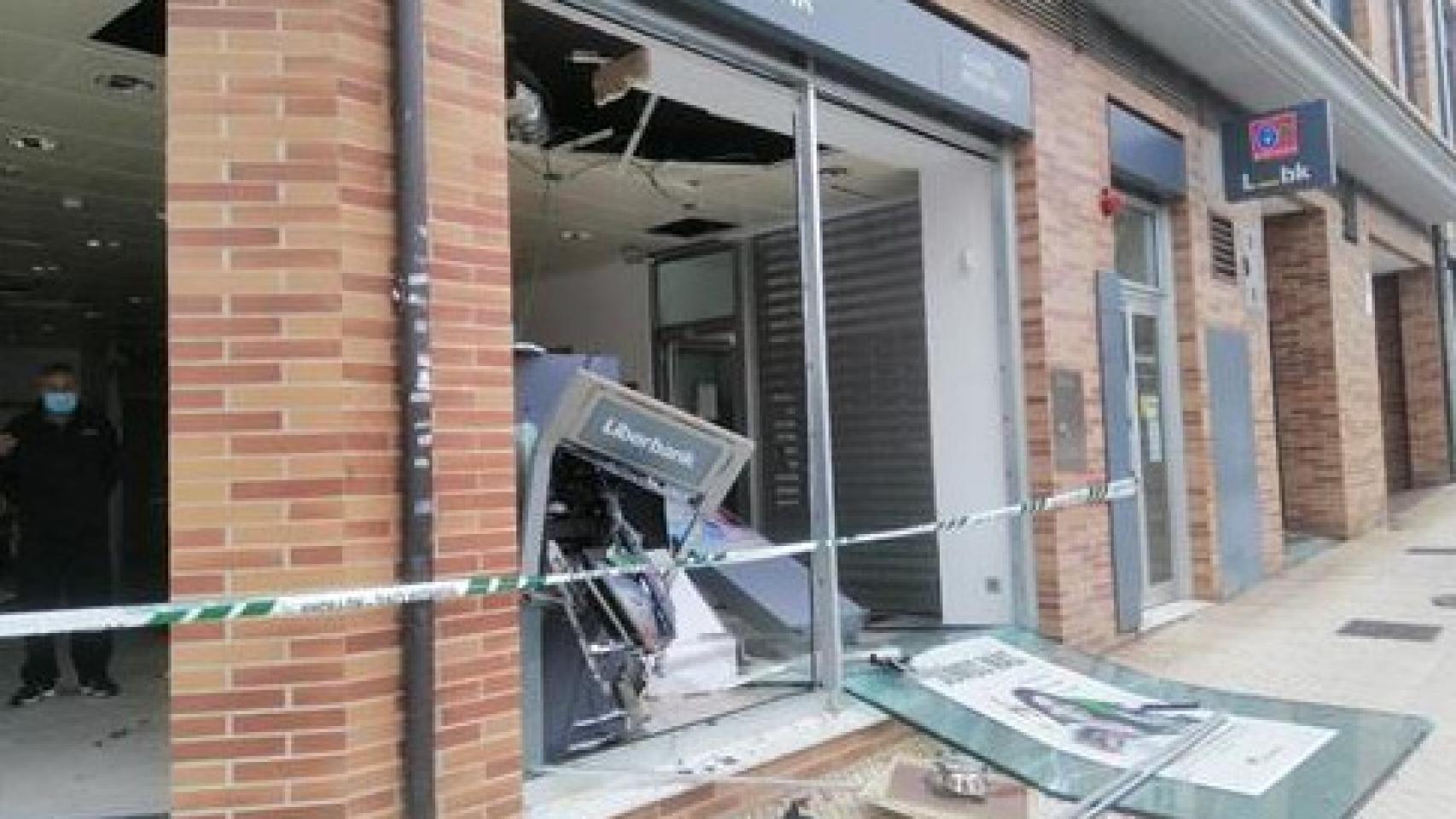 Estado del banco de San Claudio tras el robo de este sábado / GORRIJELE