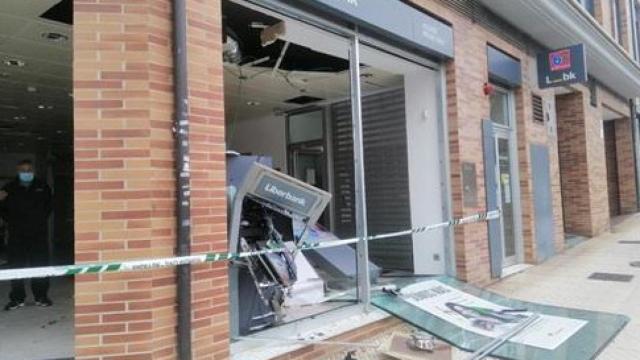 Estado del banco de San Claudio tras el robo de este sábado / GORRIJELE