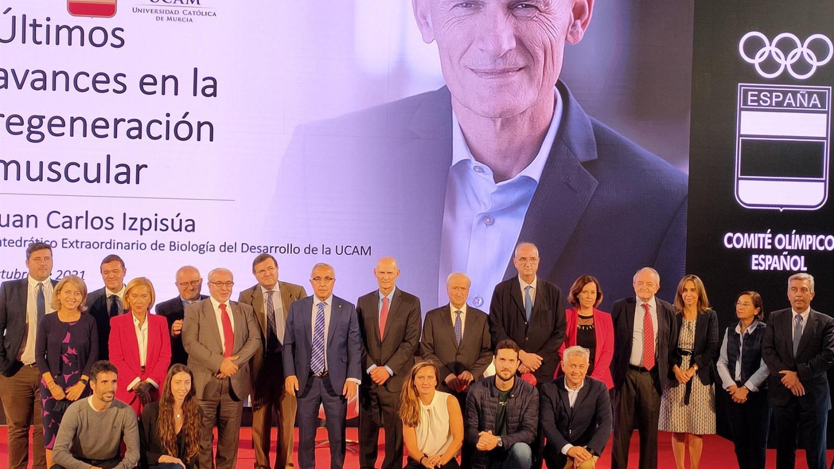 Foto de familia en torno a la conferencia titulada 'Últimos avances en Regeneración Muscular' que Juan Carlos Izpisúa, catedrático extraordinario de Biología del Desarrollo de la UCAM, ha impartido en la sede del Comité Olímpico Español
