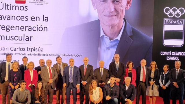 Foto de familia en torno a la conferencia titulada 'Últimos avances en Regeneración Muscular' que Juan Carlos Izpisúa, catedrático extraordinario de Biología del Desarrollo de la UCAM, ha impartido en la sede del Comité Olímpico Español