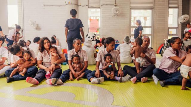 Madres que participan en el programa de la Fundación Juanfe y sus bebés.