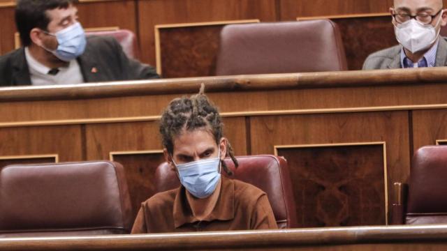 El diputado de Unidas Podemos, Alberto Rodríguez, sentado en su escaño del Congreso. EP
