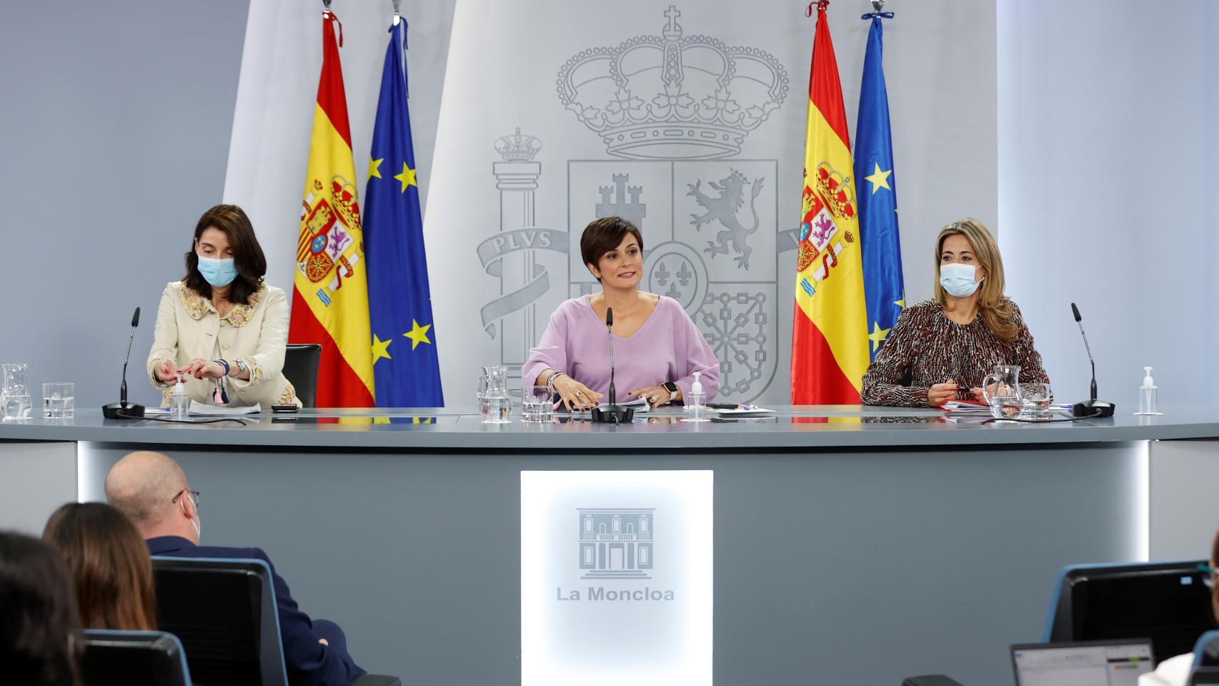 Pilar Llop, ministra de Justicia; la portavoz, Isabel Rodríguez; y la titular de Transportes, Raquel Sánchez.