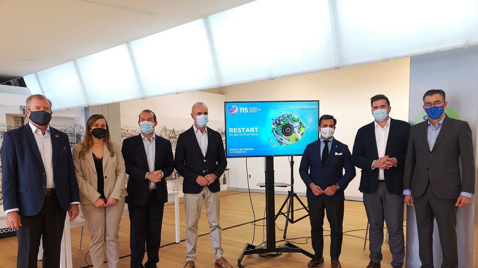 Fotografía de familia de los impulsores de Tourism Innovation Summit 2021.