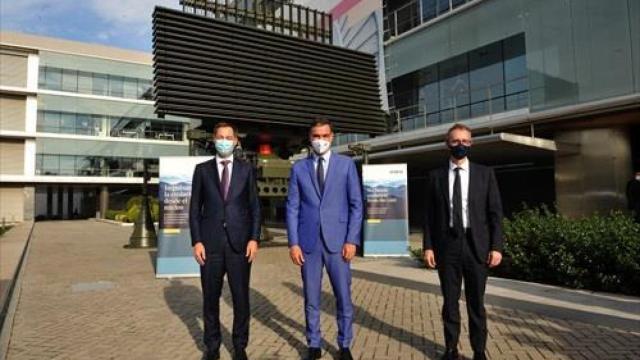 Alexander de Croo, primer ministro de Bélgica, Pedro Sanchez, presidente del Gobierno de España, y Marc Murtra, Presidente de Indra, ante un Radar RTL20 de Indra.