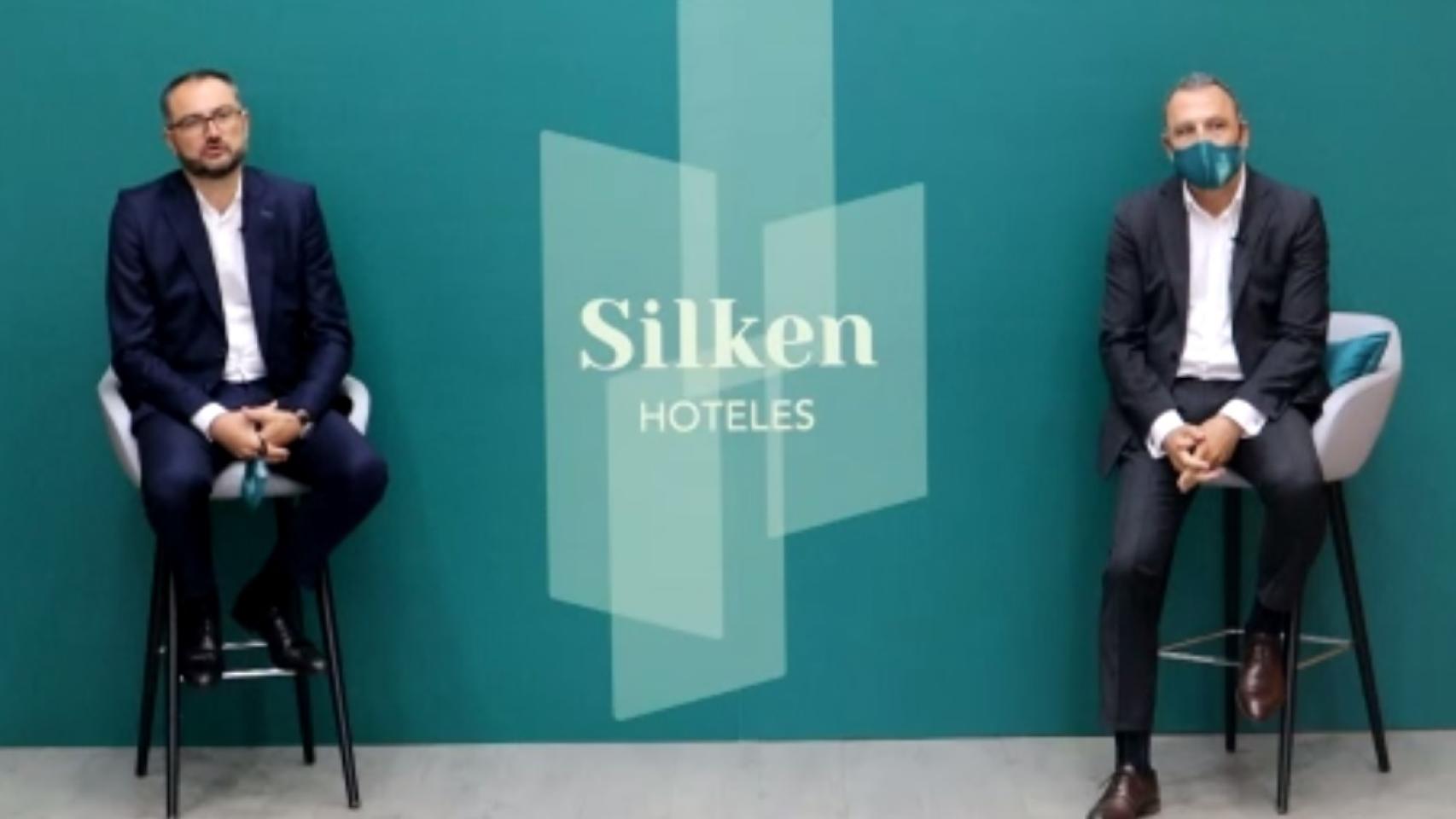 El director general de Silken Hoteles, Javier Villanueva, acompañado por el director de RRHH, calidad y comunicación, Amado Jiménez.