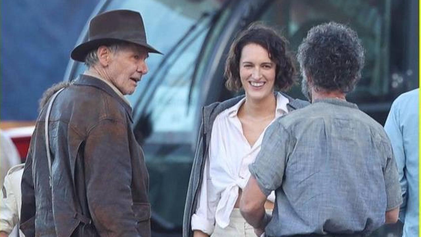 Antonio Banderas, de espaldas, con Harrison Ford y Phoebe Waeller-Bridge