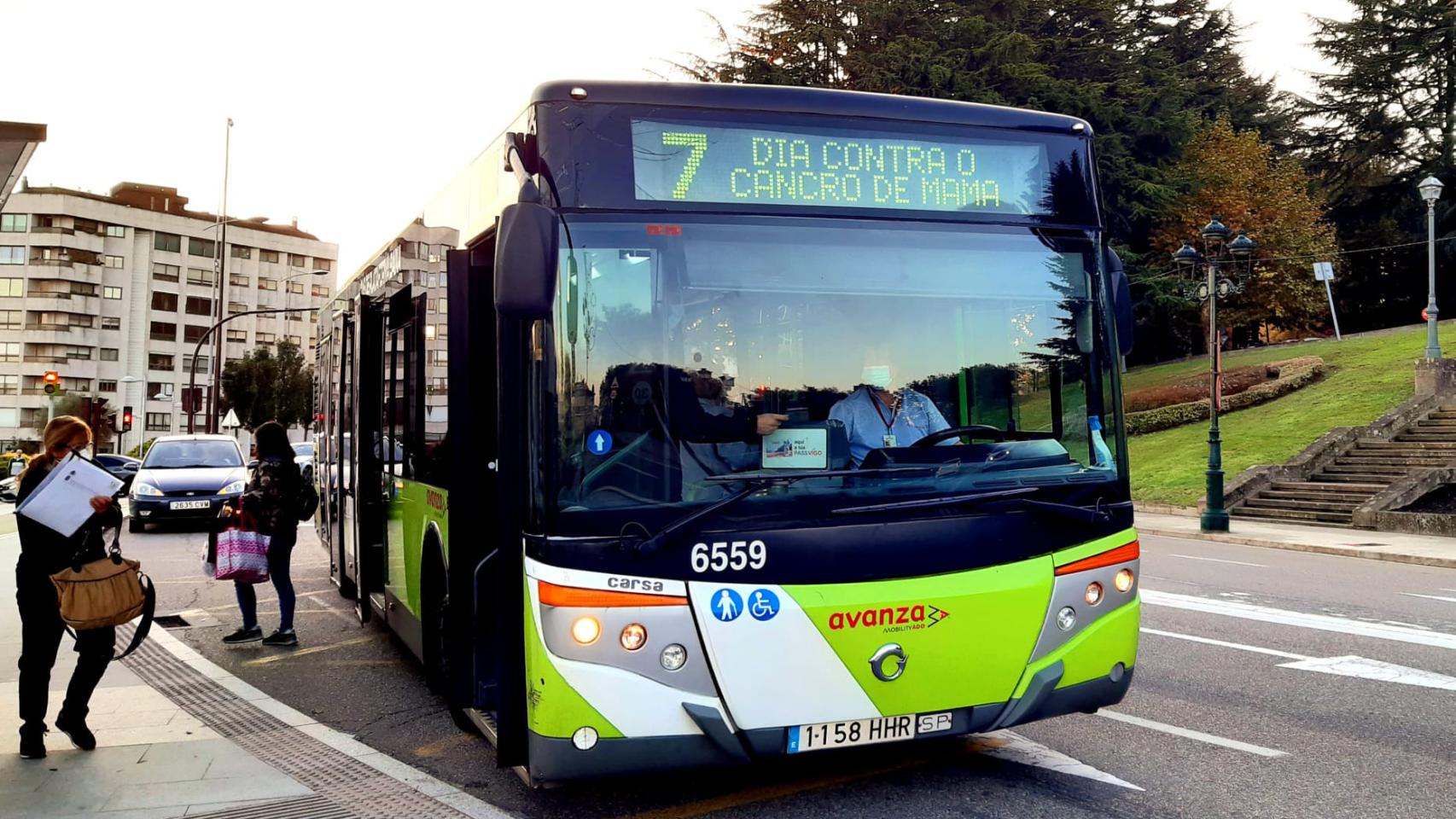 Uno de los autobuses de Vitrasa con rótulo de la AECC.