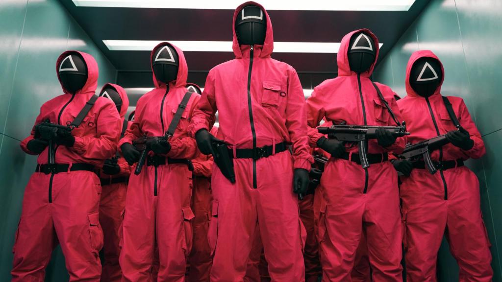 Los icónicos monos que llevan en la serie permiten al público identificar a la serie.