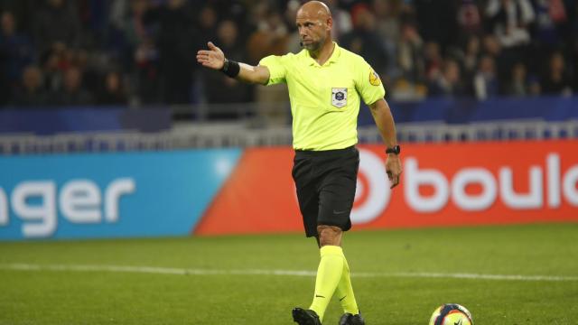 El árbitro Amaury Delerue, durante un partido de la Ligue-1