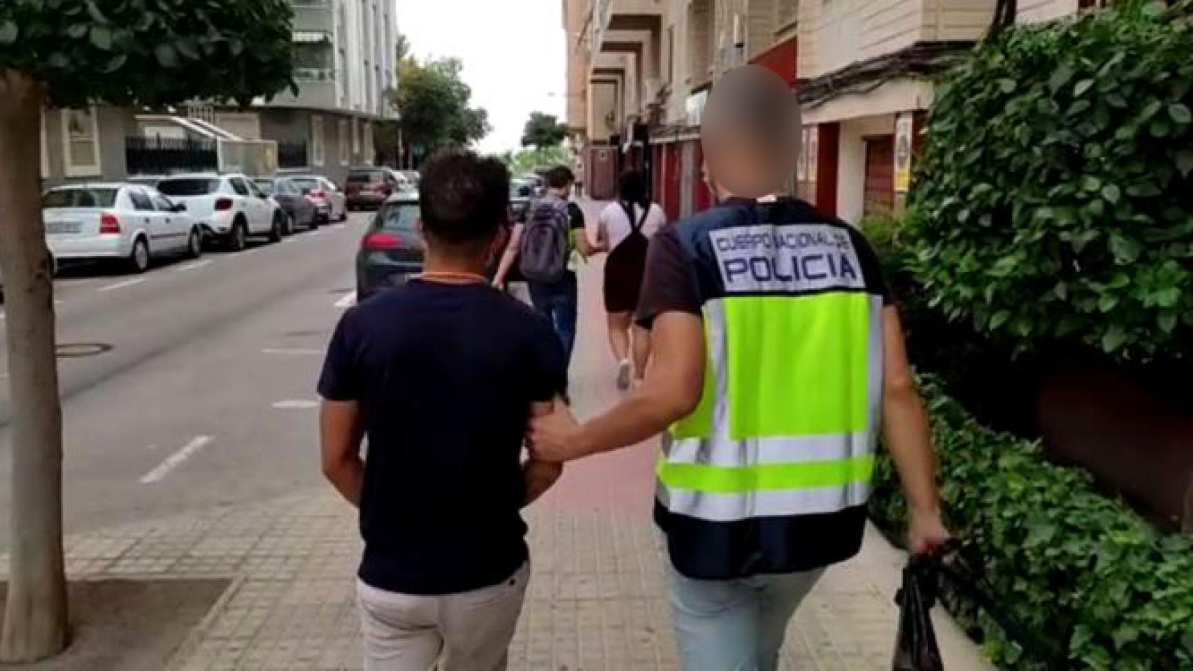 Los detenidos, de diversas nacionalidades, asaltaban las casas que realquilaban a familias sin recursos por tres mil euros.