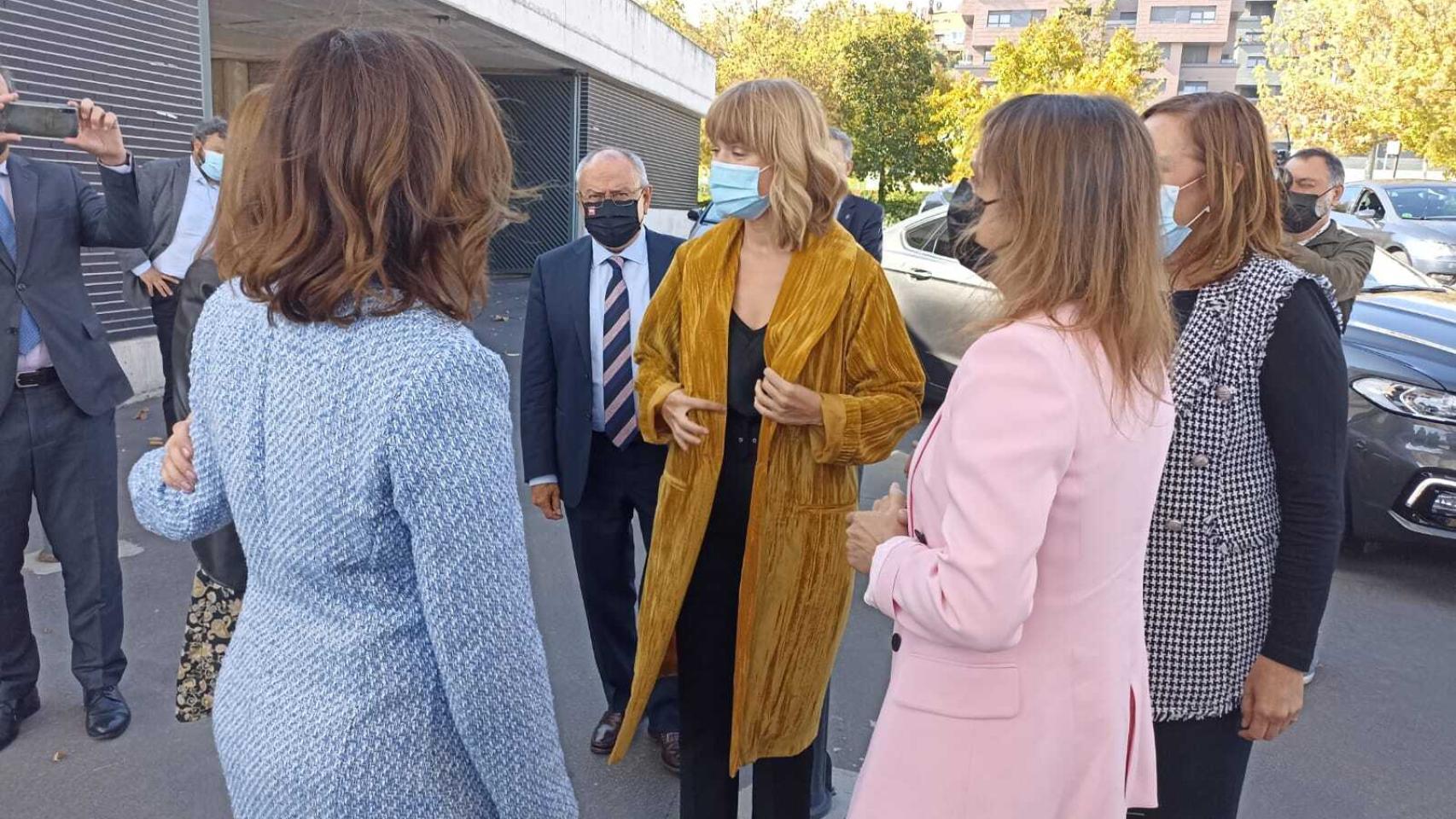 Pilar Alegría en el exterior del Museo de la Ciencia de Valladolid