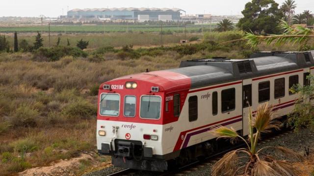 El Cercanías en dirección a Alicante a su paso por las proximidades del aeropuerto Alicante-Elche