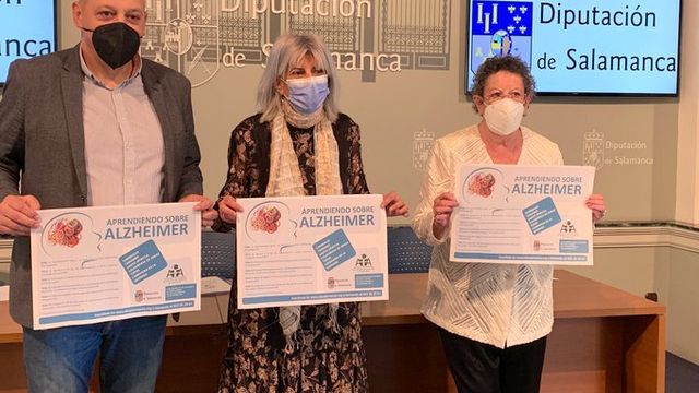 Manuel H. de Jesús, vicepresidente de AFA, la diputada de Bienestar Social, Eva Picado, y la presidenta de la asociación, Magdalena Hernández Mediero, presentaron los talleres