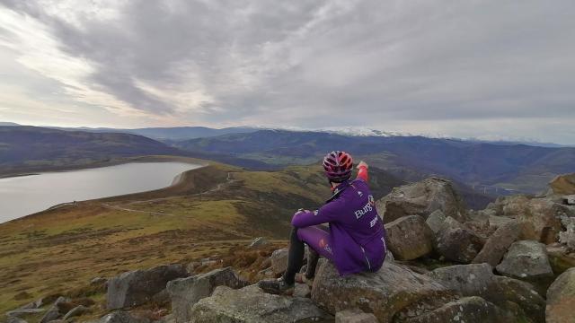 Ángel Madrazo, ciclista del Burgos BH, en el Pico Jano