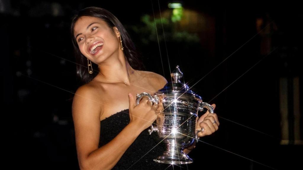 Emma Raducanu, con el trofeo de ganador del US Open 2021