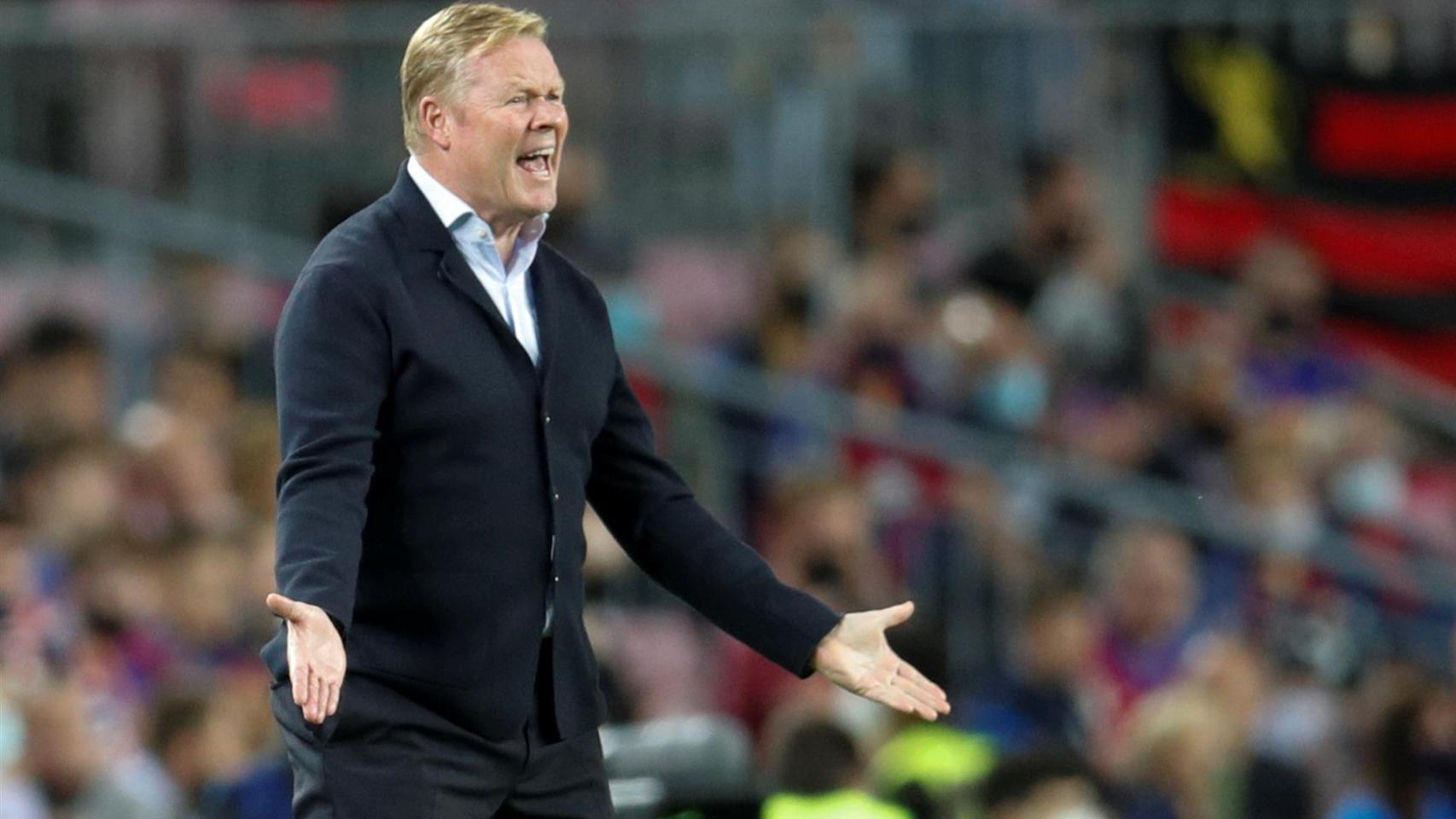 Ronald Koeman protesta una acción en la banda del Camp Nou