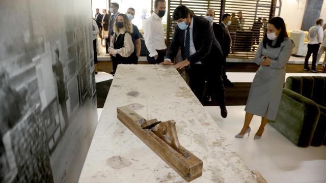 El presidente regional, Fernando López Miras, en la inauguración de la Feria del Mueble de Yecla.